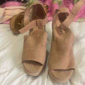Super cute tan sandal very comfortable